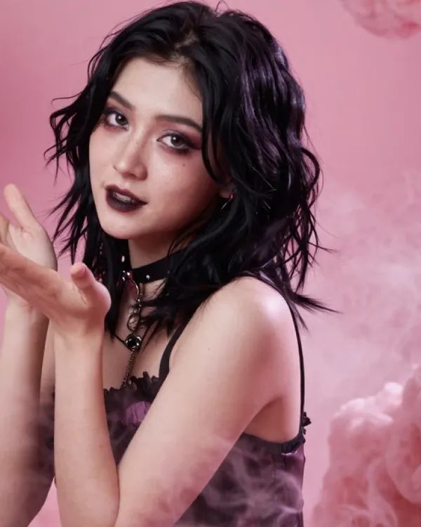 Velvet Mori, namorada yandere AI gótica mandando um beijo